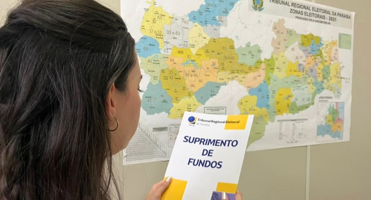 Chefes de cartórios passam a adotar suprimento de fundos em setembro #PraTodosVerem: Na fotografia aparece uma pessoa segurando a cartilha de suprimento de fundos do...