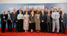 #PraTodosVerem: Na fotografia aparecem homens e mulheres em pé, posando, com um banner do 16º En...