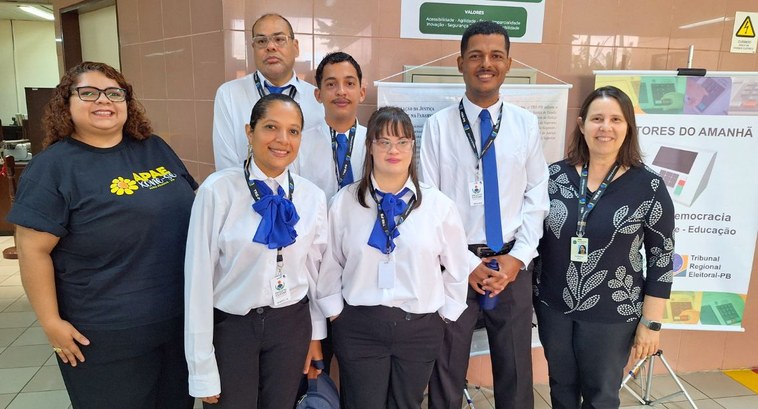 #PraTodosVerem: Na fotografia aparece os cinco novos colaboradores acompanhados de servidoras da...