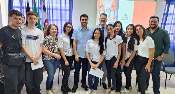 #PraTodosVerem: Na Fotografia um grupo de pessoas posam, entre elas estudantes, educadores e aut...