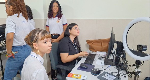 #PraTodosVerem: Na fotografia, aparece uma estudante no posto de alistamento eleitoral sendo ate...
