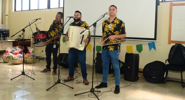 #PraTodosVerem: Na fotografia aparecem três músicos com seus instrumentos e microfones a frente.