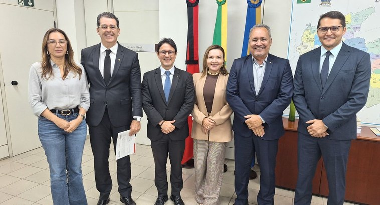 Comissão convida presidente do TRE para posse do novo Procurador do MPPB #PraTodosVerem: Na fotografia, aparecem seis pessoas, sendo quatro homens e duas mulheres.