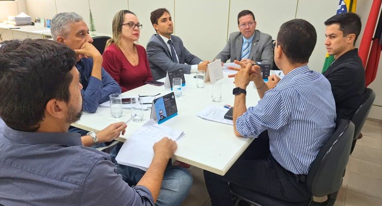 #PraTodosVerem: Na fotografia aparece um grupo de pessoas em reunião sentadas em torno de uma re...