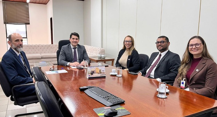 #PraTodosVerem: Na foto aparecem cinco pessoas sentadas ao redor de uma mesa de madeira, uma de ...