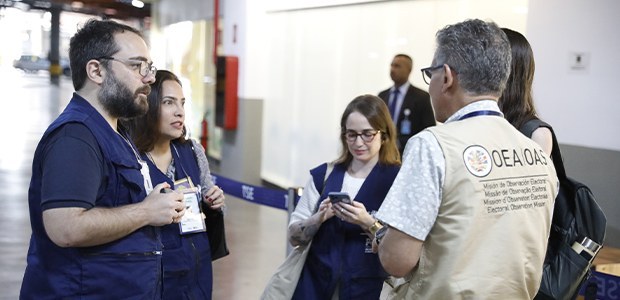 Procedimento público cruza cédulas de papel gravadas à mão com o resultado do sistema eletrônico...