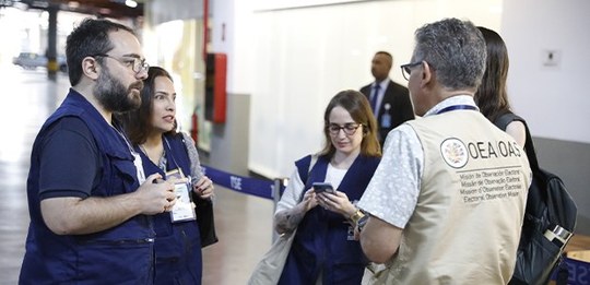 Procedimento público cruza cédulas de papel gravadas à mão com o resultado do sistema eletrônico...