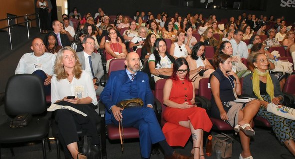 Congresso discute caminhos para transformar conflitos e reduzir desigualdades #PraTodosVerem: Na fotografia aparecem congressistas sentados no auditório do evento assistindo ...