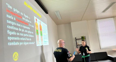 Foto 1 #PraTodosVerem: Na fotografia aparece o professor Luís Aguiar acompanhado de uma particip...