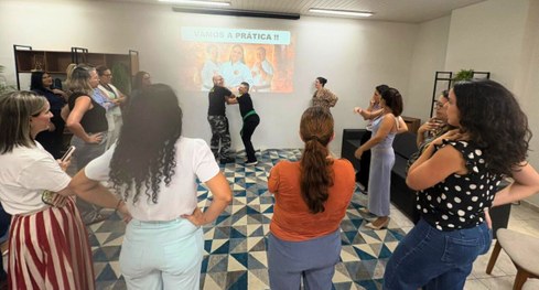 Foto 1 #PraTodosVerem: Na fotografia aparece o professor Luís Aguiar acompanhado de uma particip...