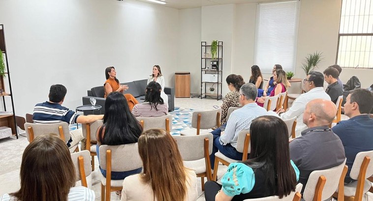 Capa #PraTodosVerem: Na fotografia aparecem a psicóloga Simone Nepomuceno e a ouvidora da Mulher...