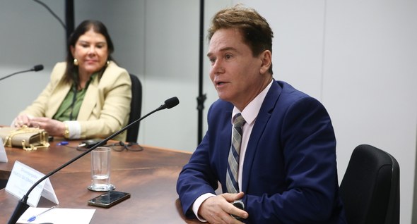 Corregedor do TRE-PB cumpre agenda de integração e premiação em Brasília_1 Foto 1: #PraTodosVerem: Na fotografia aparece um homem, de terno azul-marinho e gravata listrada...