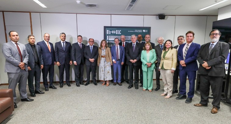 Corregedor do TRE-PB cumpre agenda de integração e premiação em Brasília_capa Foto da Capa: #PraTodosVerem: Na fotografia aparece um grupo pessoas, a maioria homens e três mu...