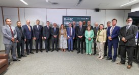 Foto da Capa: #PraTodosVerem: Na fotografia aparece um grupo pessoas, a maioria homens e três mu...