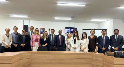 #PraTodosVerem: Na fotografia aparece um grupo de magistrados (as) posando após uma reunião com ...