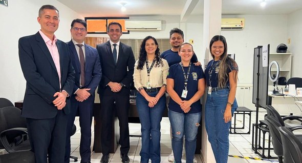 #PraTodosVerem: Na fotografia aparece um grupo de pessoas dentro de um cartório eleitoral da 68{...