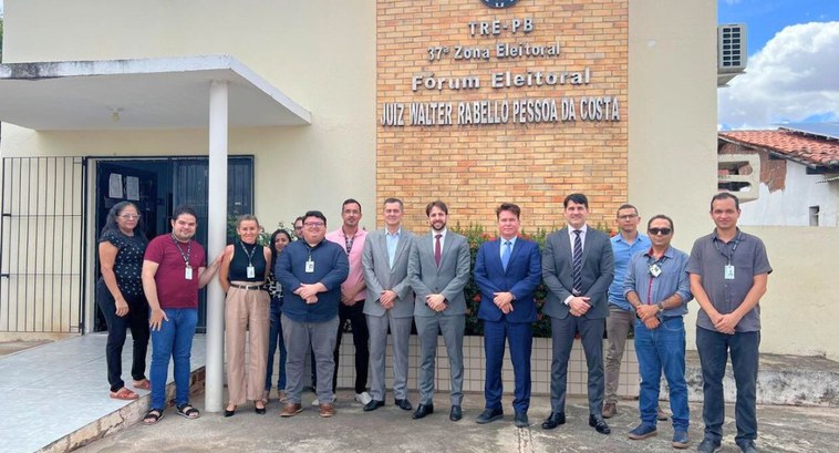 Corregedoria conclui semana de inspeções em cartórios do sertão da PB #PraTodosVerem: Na fotografia aparece um grupo de 14 pessoas posando em frente a fachada do cart...