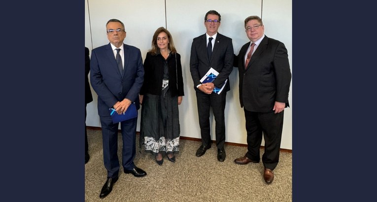 Corregedoria do TRE-PB participa de reunião em Brasília #PraTodosVerem: Na fotografia aparecem quatro pessoas em pé, posando, no edifício-sede do Tribun...