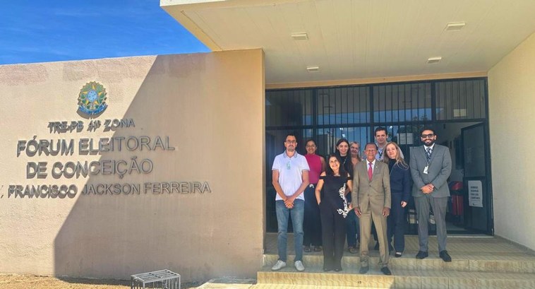 #PraTodosVerem: Na fotografia de capa aparece um grupo de pessoas posando em frente a fachada do...
