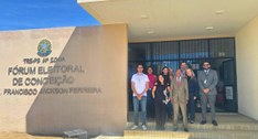 #PraTodosVerem: Na fotografia de capa aparece um grupo de pessoas posando em frente a fachada do...