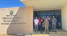 #PraTodosVerem: Na fotografia de capa aparece um grupo de pessoas posando em frente a fachada do...