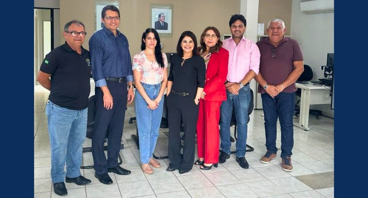 Corregedoria Eleitoral realiza inspeção de ciclo em Bananeiras/PB #PraTodosVerem: Na fotografia aparecem homens e mulheres, em pé, posando.