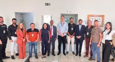 #PraTodosVerem: Na fotografia aparece um grupo de pessoas em pé posando para foto, tendo o Corre...