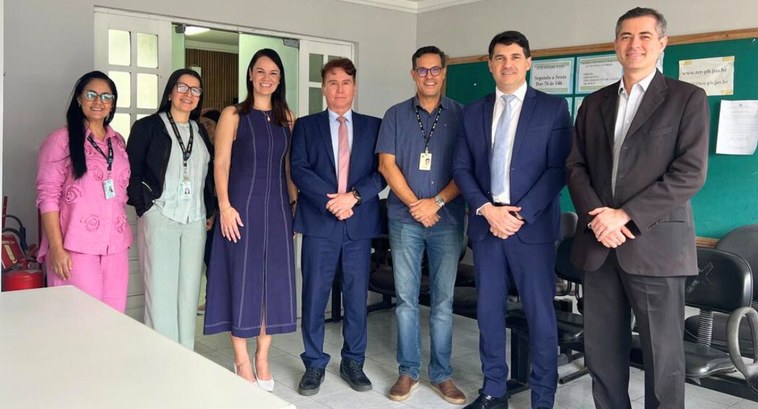 Corregedoria faz semana de inspeções em zonas eleitorais da Paraíba #PraTodosVerem: Na fotografia aparece sete pessoas posando em pé para foto dentro do Cartório d...
