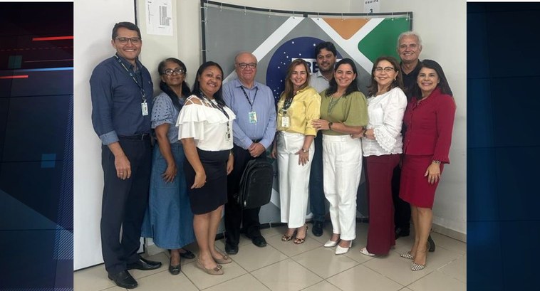 Corregedoria realiza correição em Cabedelo/PB #PraTodosVerem: Na fotografia aparecem homens e mulheres em pé, perfilados. Ao fundo aparece um ...