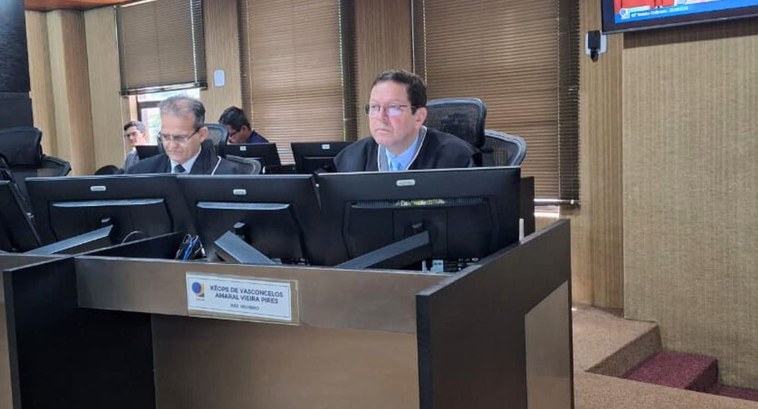 #PraTodosVerem: Na fotografia aparece juiz Kéops Vasconcelos sentado à mesa da corte do TRE-PB