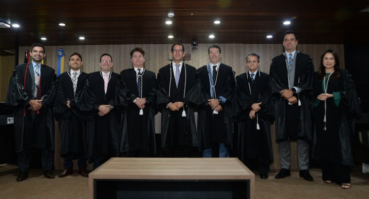 #PraTodosVerem: Na fotografia aparecem oito homens e uma mulher, em pé, vestindo togas, à Corte ...