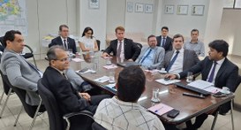 #PraTodosVerem: Em mesa reunidos, para reunião de trabalho, onze homens e uma mulher.