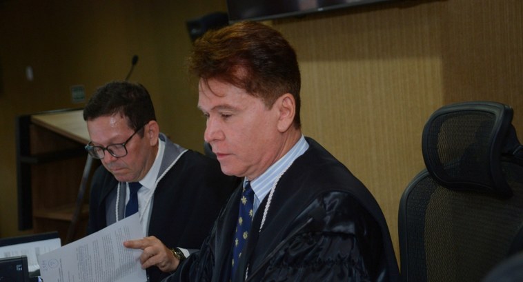 #PraTodosVerem: Na fotografia aparece um magistrado do TRE-PB, vestindo toga preta, sentado à me...