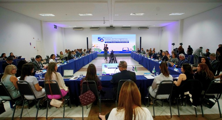 Des. Márcio Murilo destaca atuação da Justiça Eleitoral no 56º CCORELB #PraTodosVerem: Na fotografia aparece o auditório do encontro de corregedores; as pessoas estão ...