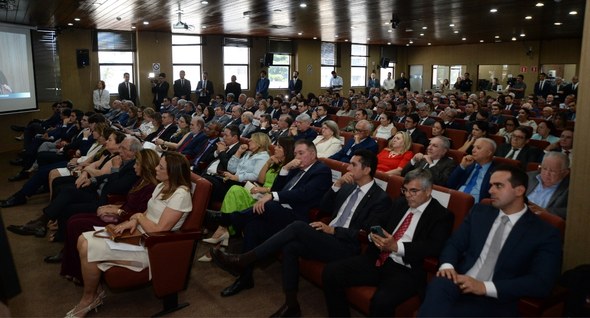 #PraTodosVerem: Na fotografia aparecem homens e mulheres na plateia de evento no Tribunal Region...
