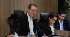 #PraTodosVerem: Na fotografia aparecem dois homens e uma mulher, no destaque um dos homens fala ...
