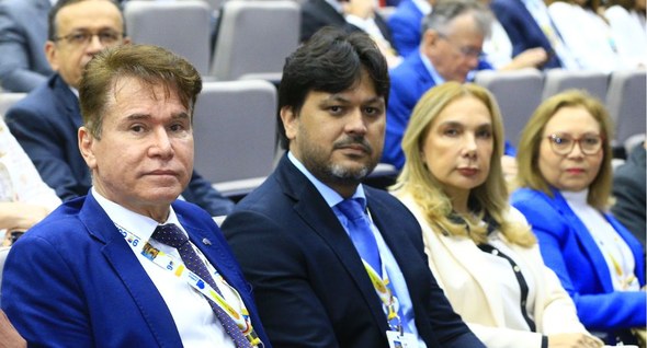 #PraTodosVerem: Na fotografia interna 1 aparece o desembargador Márcio Murilo sentado tendo do l...