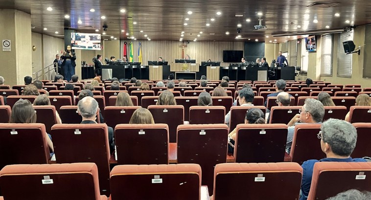 #PraTodosVerem: Na fotografia aparece a Sala de Sessões do TRE-PB, em primeiro plano aparecem pe...