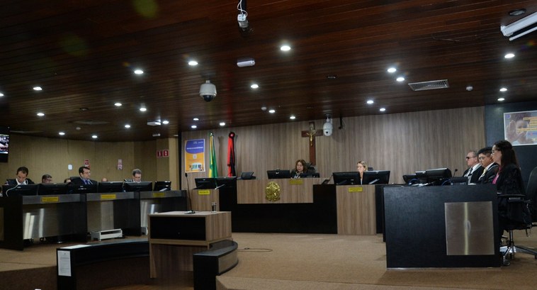 #PraTodosVerem: Na fotografia aparecem mulheres e homens, sentados à Corte do Tribunal Regional ...