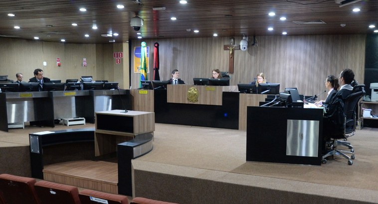 Desembargadora Agamenilde Dias realiza registros na Sessão Ordinária (2) #PraTodosVerem: Na fotografia aparece a Corte Eleitoral do TRE-PB em Sessão de Julgamentos.