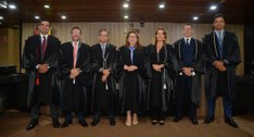 #PraTodosVerem: Na fotografia aparecem homens e mulheres, usando toga, em pé, na Sala de Sessões...