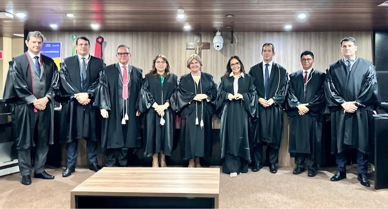Desembargadora Maria de Fátima Maranhão se despede da Corte Eleitoral #PraTodosVerem: Na fotografia aparecem mulheres e homens, posando, na Sala de Sessões da Corte E...