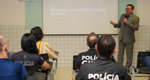 #PraTodosVerem: na fotografia aparece um homem de terno ministrando palestra sobre segurança nas...