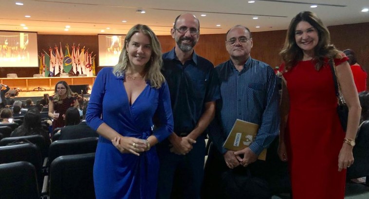 #PraCegoVer: na imagem aparecem em pé, da esquerda para a direita, a servidora Andréa Gouvêa, o ...
