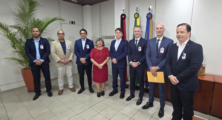 #PraTodosVerem: Na fotografia aparece o presidente do TRE-PB posando em pé junto com o grupo de ...