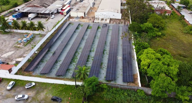 #PraTodosVerem: Na fotografia aparece uma imagem aérea dos painéis instalados da usina fotovolta...