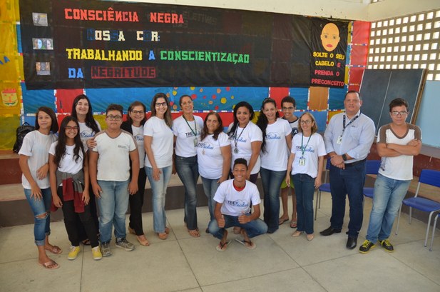 EJE-PB promoveu ação de cidadania para mais de 110 alunos da Escola Estadual Irmã Stefanie em Campina Grande-PB #PraCegoVer: Na fotografia aparecem alunos, gestores da Escola Cidadã Integral Três Irmãs, repre...