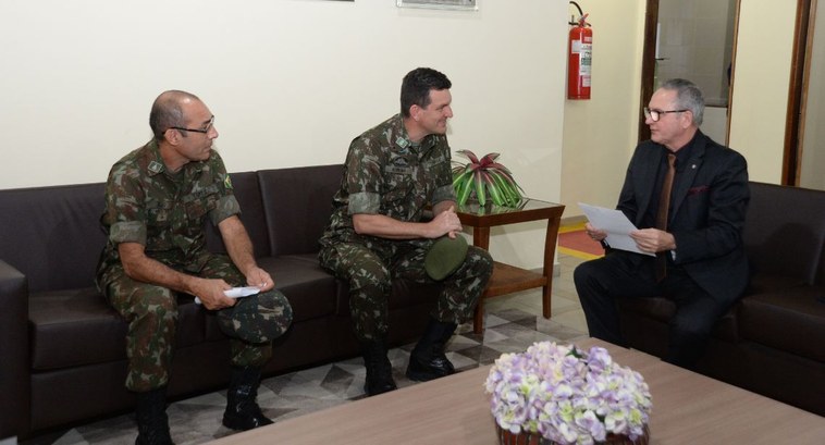 Eleições 2022: Comissão de Auditoria de Urnas recebe visita institucional #PraTodosVerem: Na fotografia aparece o juiz membro do Tribunal Regional Eleitoral da Paraíba (T...