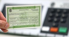 #PraTodosVerem: Na fotografia aparece um titulo de eleitor sendo segurado por uma mão. Em segund...