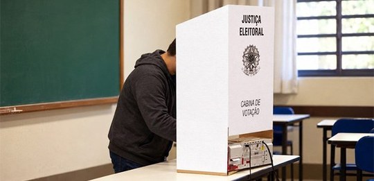 Eleitor na cabina de votação nas Eleições Gerais 2026.